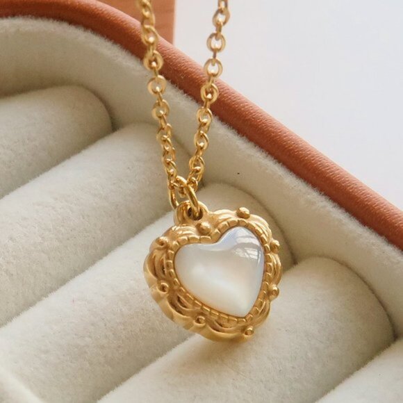 NEW 18K Gold Plated Shell Embossed Heart Love Necklace - Picture 1 of 12